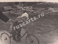 Ребенок с велосипедом