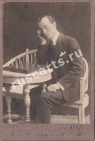 Мужчина  за шахматами